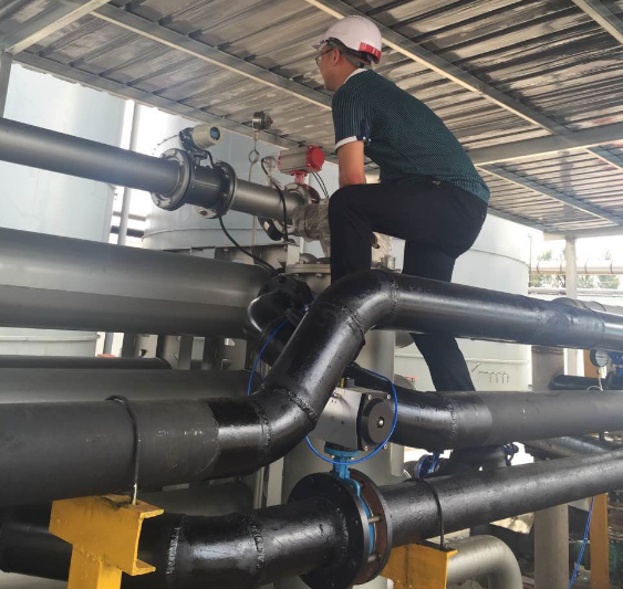 米科工程师在现场调试安装 米科工程师在现场调试安装